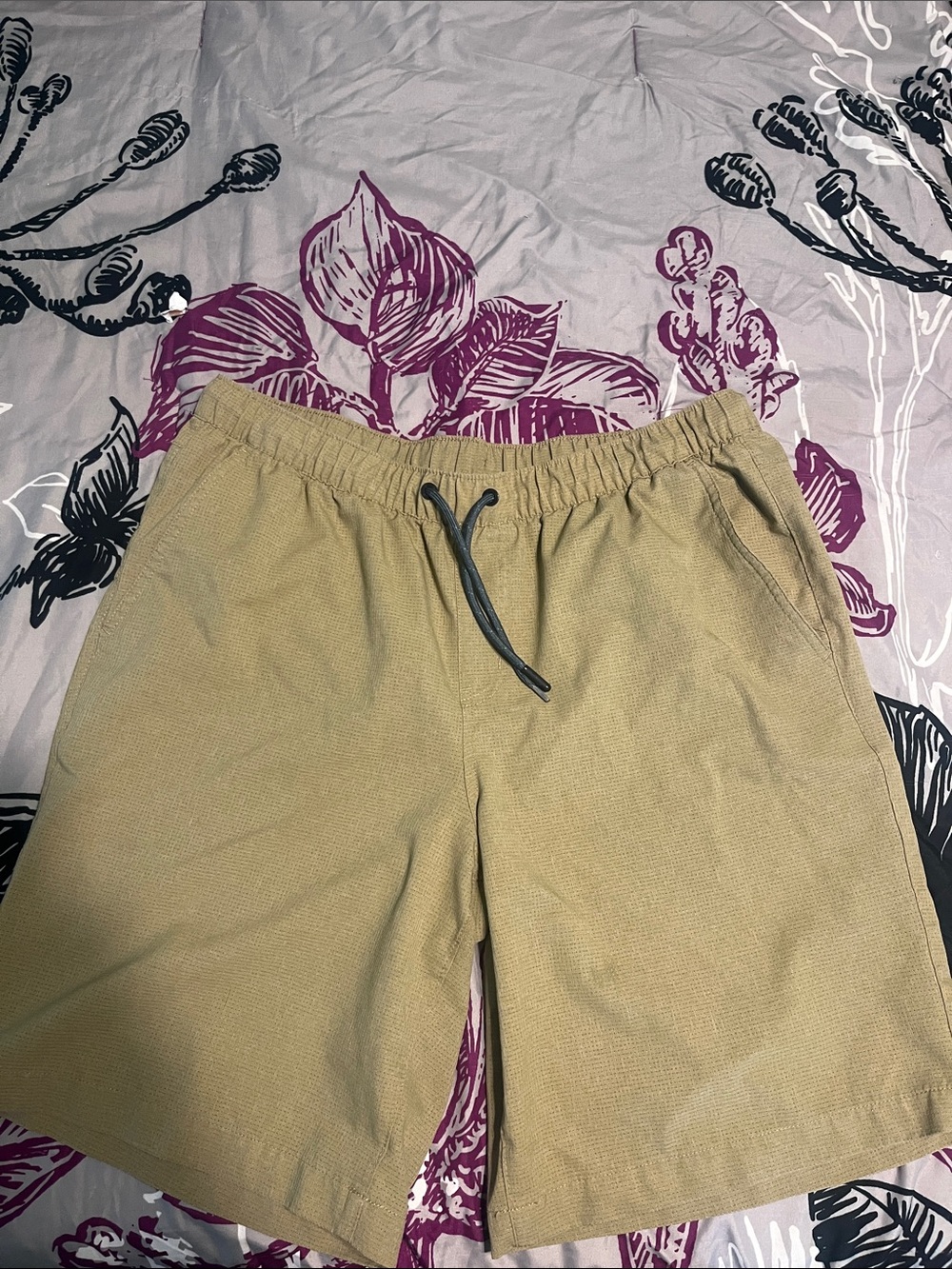 Eddie Bauer lightweight khaki Shorts with Elastic Waistband